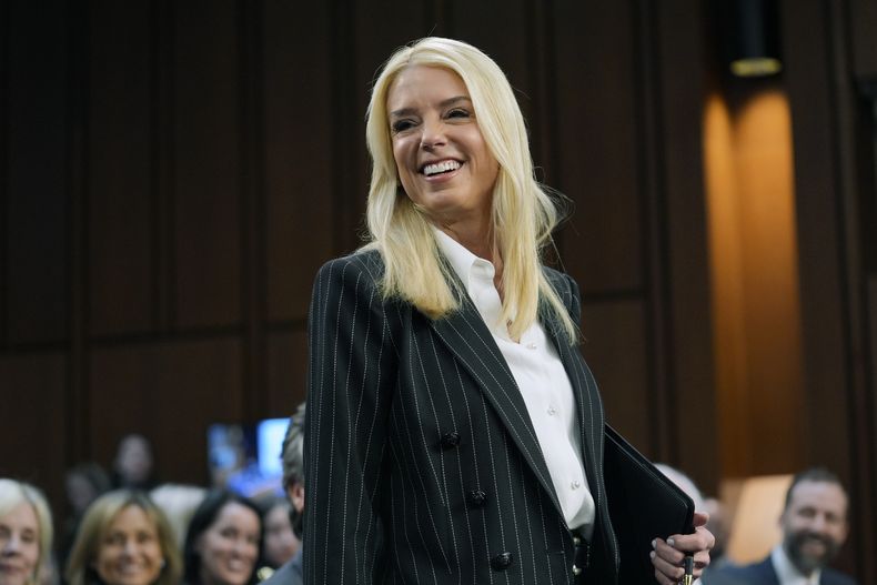 Pam Bondi, nominada por el presidente electo Donald Trump para ser secretaria de Justicia, llega al Congreso para su audiencia de confirmación en Washington el 15 de enero del 2025. (AP foto/J. Scott Applewhite)