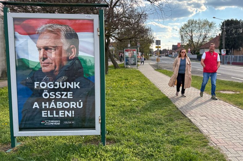 Un afiche electoral del primer ministro húngaro Viktor Orbán con la frase “¡Todos juntos contra la guerra!”, en Albertirsa, Hungría, el 9 de abril del 2026. (AP foto/Eldar Emric)