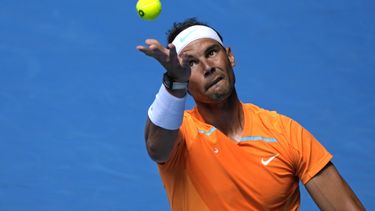 ARCHIVO - Foto del 16 de enero del 2023, el español Rafael Nadal saca frente al británico Jack Draper durante el Abierto de Australia. El viernes 5 de mayo del 2023, Nadal anuncia que se perderá el Abierto de Italia. (AP Foto/Aaron Favila, Archivo)