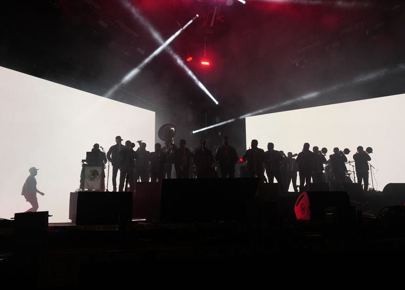 Fuerza Regida durante su concierto en el primer día del festival Arre en la Ciudad de México el sábado 9 de septiembre de 2023. (Foto AP/Fernando Llano)