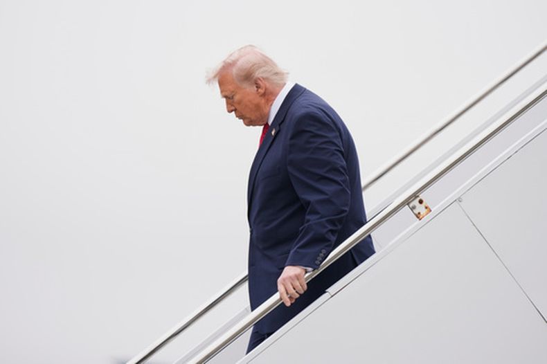 El presidente Donald Trump se baja del Air Force One en la Base Aérea Dover en Delaware el 7 de marzo del 2026. (AP foto/Mark Schiefelbein)