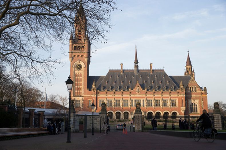 ARCHIVO - Vista del exterior del Palacio de la Paz, que alberga la Corte Internacional de Justicia, en La Haya, Holanda, el 18 de febrero de 2019. (AP Photo/Peter Dejong, archivo)