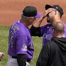 El abridor de los Rockies de Colorado Antonio Senzatela, arriba a la derecha, es visitado en el montículo por el mánager Bud Black (10) y un médico después de permitir un cuadrangular de dos carreras a Andrew McCutchen, de los Piratas de Pittsburgh, durante la tercera entrada del juego de béisbol en Pittsburgh, el miércoles 10 de mayo de 2023. Black decidió retirarlo del partido y Senzatela salió con el médico. (AP Foto/Gene J. Puskar)