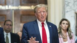El expresidente Donald Trump habla tras salir del tribunal para tomar un descanso en la Corte Suprema de Nueva York, el jueves 7 de diciembre de 2023. (AP Foto/Eduardo Munoz Alvarez)
