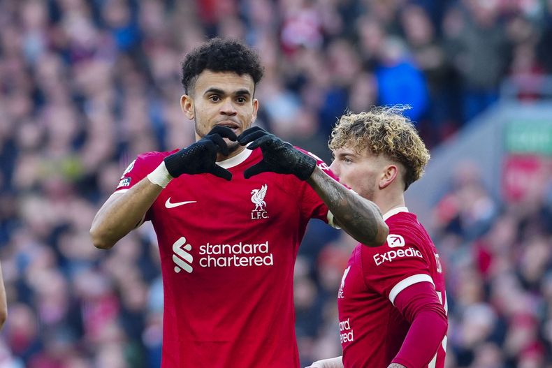 El colombiano Luis Diaz celebra tas anotar el segundo gol de su equipo en el encuentro de la Liga Premier ante el Burnley, el sábado 10 de febrero de 2024. (AP Foto/Jon Super)