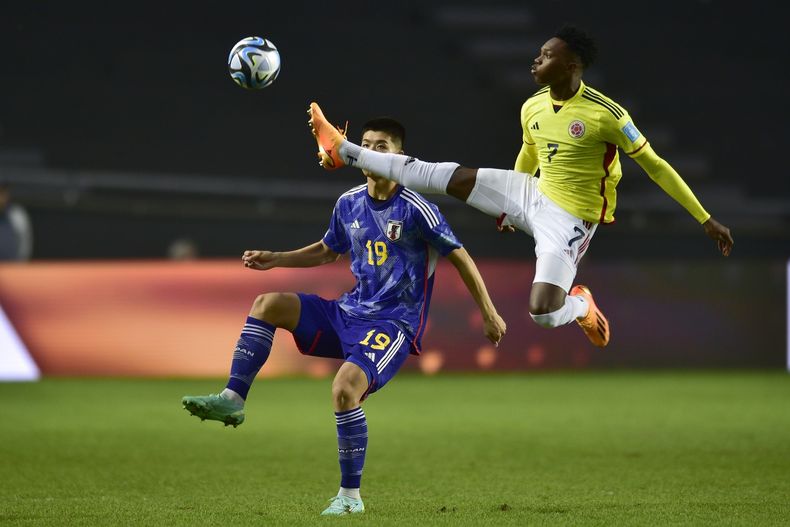 Jorge Cabezas de Colombia, a la derecha, anticipa a Kota Takai de Japón durante un partido del Grupo C del Mundial Sub20 en el estadio Diego Maradona de La Plata, Argentina, miércoles 24 mayo, 2023. (AP Foto/Gustavo Garello)