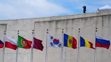 Banderas ondean en la sede de Naciones Unidas el 22 de septiembre de 2026 en la sede de Naciones Unidas mientras un efectivo de las fuerzas de seguridad vigila la zona. (AP Foto/Julia Demaree Nikhinson)