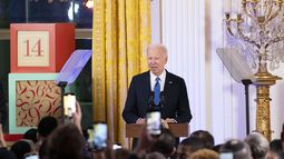 El presidente Joe Biden habla en una ceremonia de Hanukkah en la Sala Este de la Casa Blanca en Washington, el lunes 11 de diciembre de 2023. (Bonnie Cash/Pool via AP)