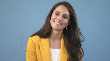 ARCHIVO - Catalina, la princesa de Gales, sonríe mientras visita el Dame Kelly Holmes Trust y se reúne con algunos jóvenes a los que apoya la organización benéfica, el 16 de mayo de 2023, en Bath, Inglaterra. Diversas agencias de noticias, incluida The Associated Press, publicaron y luego se retractaron de una imagen divulgada por el Palacio de Kensington de Catalina y sus hijos por temores de que hubiese sido manipulada. (Foto AP/Kin Cheung, Pool, archivo)