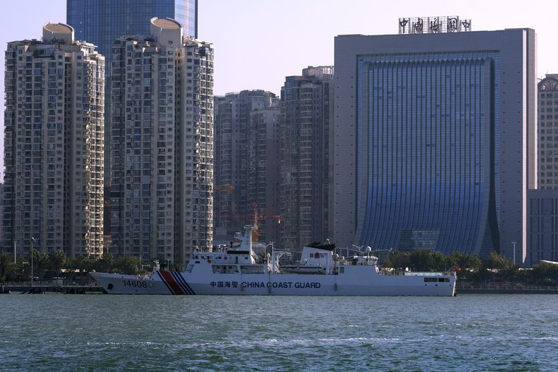 Un barco de la Guardia Costera de China, amarrado cerca del edificio de Aduanas en Xiamen, en la provincia suroriental china de Fujian, el 26 de diciembre de 2023. (AP Foto/Andy Wong)