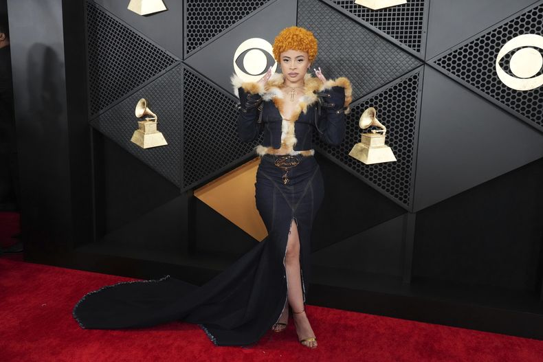 Ice Spice llega a la 66a entrega anual de los Grammy el domingo 4 de febrero de 2024 en Los Ángeles. (Foto Jordan Strauss/Invision/AP)