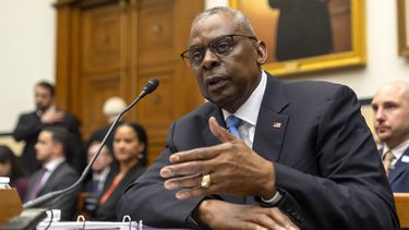 El secretario de Defensa estadounidense Lloyd Austin habla durante una audiencia de la Comisión de Servicios Armados de la Cámara de Representantes, el jueves 29 de febrero de 2024, en Washington. (AP Foto/Mark Schiefelbein)