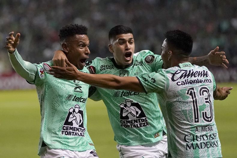 William Tesillo (izquierda) celebra con sus compañeros Adonis Frías (centro) y Ángel Mena tras anotar el primer gol del León en el partido contra Los Ángeles FC durante la ida de la final de la Liga de Campeones de la CONCACAF, el miércoles 31 de mayo de 2023, en Guanajuato, México. (AP Foto/Eduardo Verdugo)