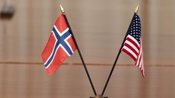 ARCHIVO - Las banderas de Noruega, izquierda, y de Estados Unidos, en una mesa del Pentágono, el 20 de septiembre de 2022, en Washington. (AP Foto/Alex Brandon, Archivo)