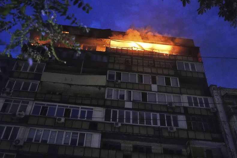Un incendio en un edificio residencial de Kiev, Ucrania, después de un ataque de Rusia el jueves 10 de julio de 2025. (AP Foto/Efrem Lukatsky)
