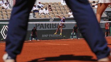Iga Swiatek saca ante Jaqueline Cristian en la tercera ronda del Abierto de Francia, el viernes 30 de mayo de 2025, en París. (AP Foto/Lindsey Wasson)