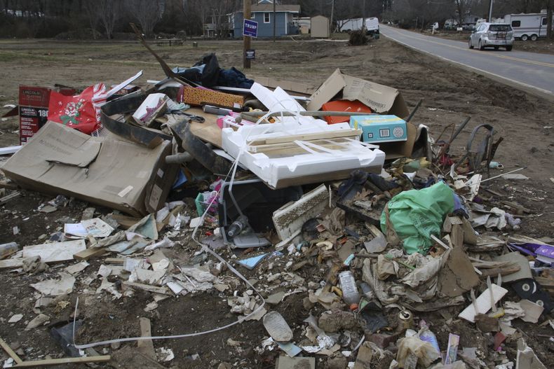 Basura y escombro se acumula cerca del hogar de Emily Russell en Swannanoa, Carolina del Norte, el jueves 6 de febrero de 2025. (AP Foto/Makiya Seminera)