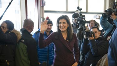 La candidata presidencial republicana, Nikki Haley, llega a un evento electoral en Robie Country Store, en Hooksett, Nueva Hampshire, el 18 de enero de 2024. (AP Foto/Matt Rourke)