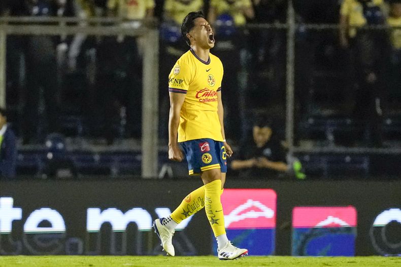 Ramón Juárez del América celebra tras abrir el marcador en el encuentro ante las Chivas de Guadalajara de la liga mexicana el sábado 14 de septiembre del 2024. (AP Foto/Eduardo Verdugo)