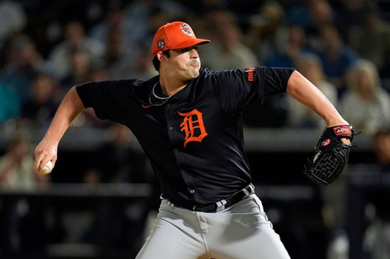ARCHIVO - El lanzador de los Tigres de Detroit, RJ Petit, lanza durante la primera entrada de un partido en los entrenamientos de primavera contra los Yankees de Nueva York, el 7 de marzo de 2024, en Tampa, Florida. (AP Foto/Charlie Neibergall, Archivo)
