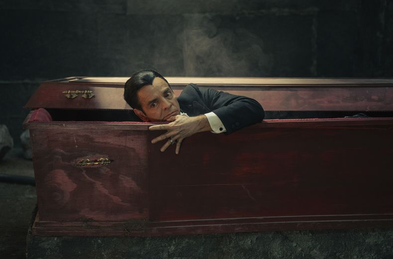 Esta imagen proporcionada por ViX muestra a Eugenio Derbez en el personaje de Carlos Villarías en una escena de Y llegaron de noche. (Vix vía AP)