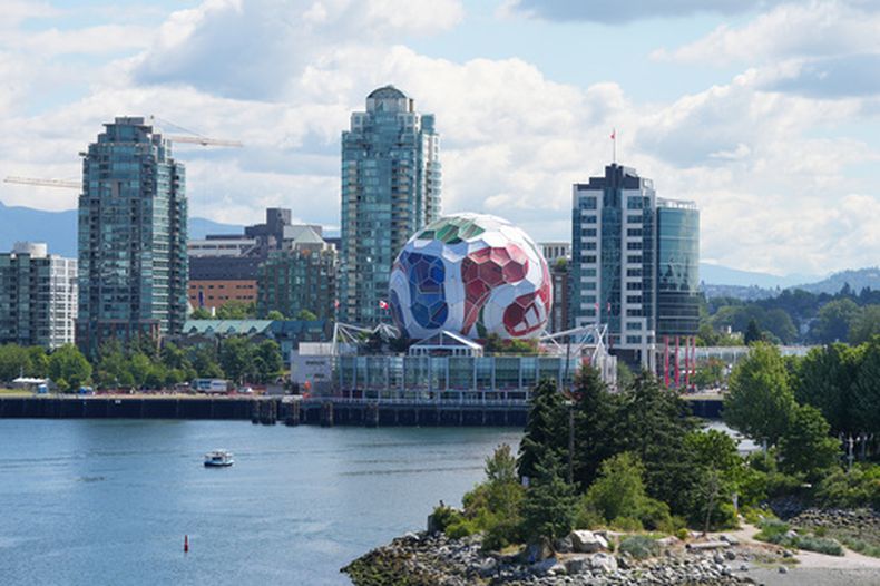 El museo Science World, decorado como balón gigante, se yergue en Vancouver el jueves 11 de junio de 2026 (AP Foto/Abbie Parr)