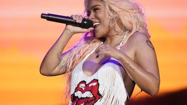 ARCHIVO- Karol G durante su presentación ene el festival Lollapalooza el 3 de agosto de 2023 en Chicago. Karol G está nominada a siete Latin Grammy, según se anunció el 19 de septiembre de 2023. La 24a entrega anual del Latin Grammy se realizará el 16 de noviembre en Sevilla, España. (Foto Rob Grabowski/Invision/AP, archivo)