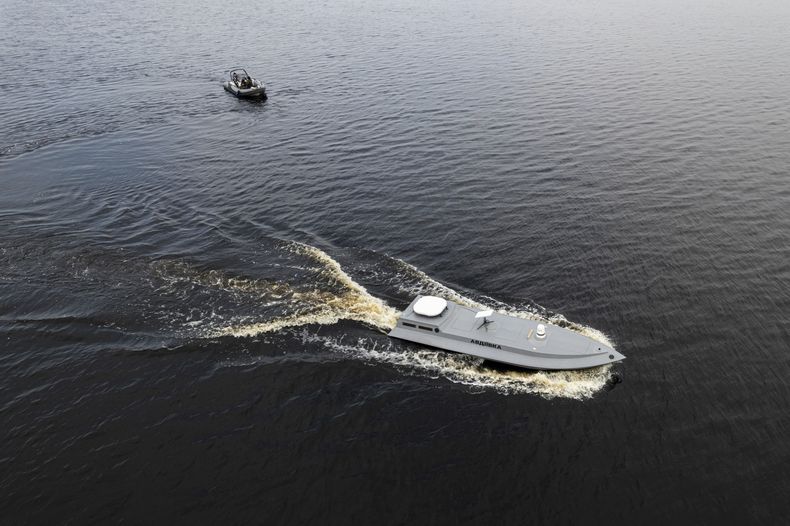 ARCHIVO - Un dron marítimo navega durante una presentación del servicio de seguridad ucraniano en la región de Kiev, Ucrania, 5 de marzo de 2024. (AP Foto/Evgeniy Maloletka, File)