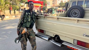 Un combatiente de las Fuerzas de Paz de Tigray, se apoya en un vehículo tras entrar en Mekelle, en la región de Tigray, Etiopía, el 4 de octubre de 2026. (AP Foto/Filmon Equar Hailu)