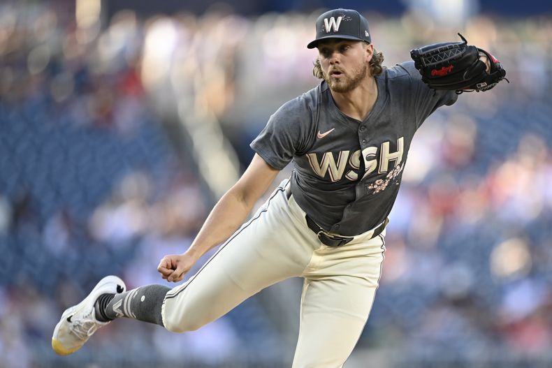 El abridor de los Nacionales de Washington Jake Irvin observa su lanzamiento en la primera entrada del juego ante Bravos de Atlanta el viernes 7 de junio del 2024. (AP Foto/John McDonnell)