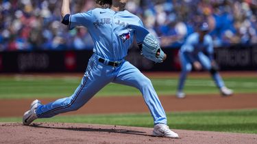 Kevin Gausman de los Azulejos de Toronto lanza contra los Cerveceros de Milwaukee, el jueves 1 de junio de 2023. (Andrew Lahodynskyj/The Canadian Press vía AP)