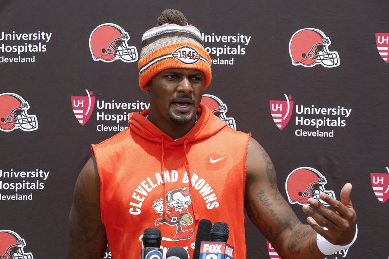 ARCHIVO - Deshaun Watson, quarterback de los Browns de Cleveland responde a preguntas durante una conferencia de prensa después de un entrenamiento en las instalaciones del equipo, el miércoles 7 de junio de 2023, en Berea Ohio. Watson regresó a entrenar el jueves 19 de octubre de 2023 por primera vez en casi tres semanas y después de ausentarse dos partidos con una lesión en el hombro derecho. (AP Foto/Ron Schwane, Archivo)
