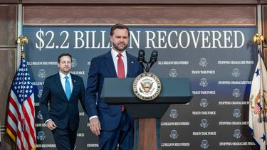 El vicepresidente estadounidense JD Vance llega para una rueda de prensa, seguido por el presidente de la Comisión Federal de Comercio (FTC), Andrew Ferguson, en el South Court Auditorium del Edificio Ejecutivo Eisenhower en los terrenos de la Casa Blanca, el martes 22 de septiembre de 2026 en Washington. (Foto AP/Alex Brandon)