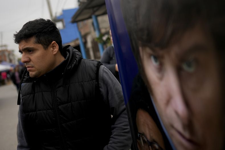 Rubén Dávalos, un seguidor del aspirante presidencial Javier Milei, hace campaña por su candidato en el barrio de Fiorito de Buenos Aires, Argentina, el sábado 23 de septiembre de 2023. Milei, un populista de derechas que admira a Donald Trump y que se ha hecho un nombre al proclamar contra la casta política en televisión, se encuentra como favorito para las elecciones presidenciales. (AP Foto/Natacha Pisarenko)