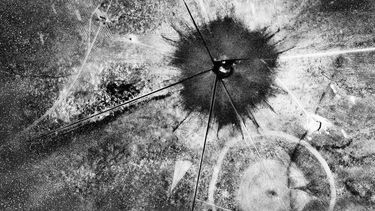 ARCHIVO - Una vista aérea después de la primera explosión atómica en el sitio de prueba Trinity, en Nuevo México, el 16 de julio de 1945. Una nueva película sobre la vida de J. Robert Oppenheimer y su papel en el desarrollo de la bomba atómica como parte del Proyecto Manhattan durante la Segunda Guerra Mundial se estrena en cines el viernes 21 de julio de 2023. En Nuevo México hay residentes que todavía viven las consecuencias. (Foto AP, archivo)