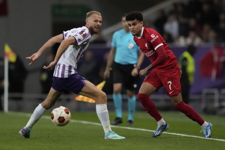 Luis Diaz del Liverpool intenta gambetear el balón para superar a Mikkel Desler del Toulouse en el encuentro del Grupo E de la Europa League el jueves 9 de noviembre del 2023. (AP Foto/Thibault Camus)