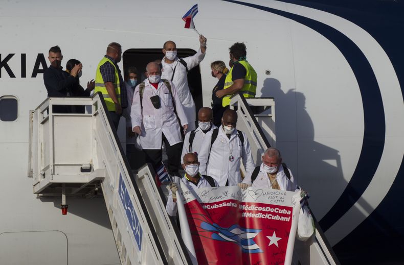 Médicos cubanos regresan al país luego de viajar a Italia para ayudar con la respuesta de emergencia al COVID-19, el 8 de junio de 2020, en el Aeropuerto Internacional José Martí, de La Habana. (Ismael Francisco/Pool vía AP, Archivo)