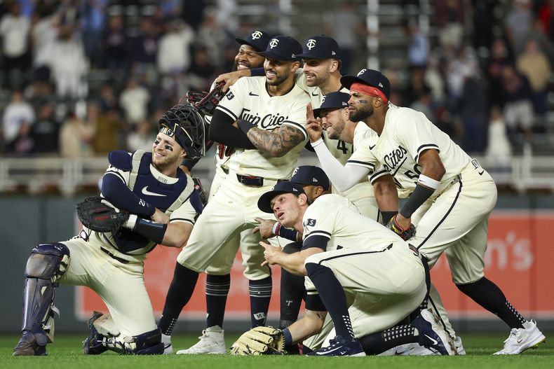 Jugadores de los Mellizos de Minnestoa celebran luego de la victoria ante los Medias Rojas de Boston en el juego de béisbol el viernes 3 de mayo de 2024, en Mineápolis. (AP Foto/Matt Krohn)