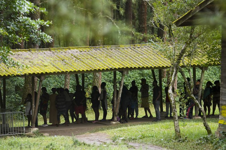 ARCHIVO - Migrantes se reúnen en un refugio en Los Planes, provincia de Chiriquí, Panamá, el 23 de septiembre de 2021. (AP Foto/Arnulfo Franco, Archivo)