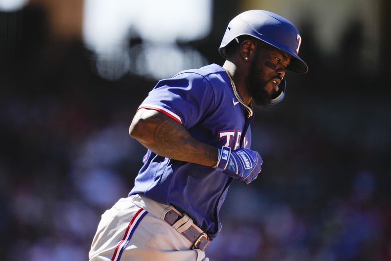Adolis García recorre las bases tras pegar un jonrón por los Rangers de Texas ante los Angelinos de Los Ángeles, en Anaheim, California, el domingo 7 de mayo de 2023. (AP Foto/Ashley Landis)
