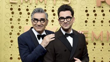 ARCHIVO - Eugene Levy, izquierda, y Dan Levy aparecen en la 71ª edición de los Premios Primetime Emmy en Los Ángeles el 22 de septiembre de 2019. (Foto Jordan Strauss/Invision/AP, archivo)