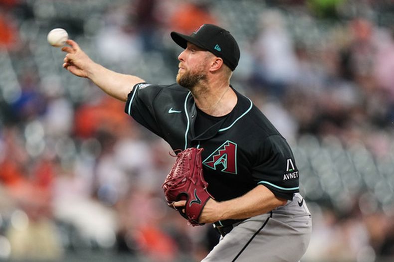 Merrill Kelly, lanzador abridor de los Diamondbacks de Arizona, lanza durante la segunda entrada de un juego de béisbol contra los Orioles de Baltimore, el martes 14 de abril de 2026, en Baltimore. (Foto AP/Stephanie Scarbrough)