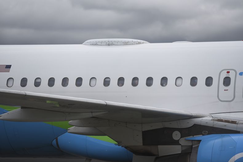 Un avión con migrantes deportados de Estados Unidos aterriza en el Aeropuerto Internacional Juan Santamaría, en San José, Costa Rica, el jueves 20 de febrero de 2025. (AP Foto/Jose Diaz)