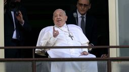 El papa Francisco aparece en una ventana de la Policlínica Agostino Gemelli en Roma, el domingo 23 de marzo de 2025, donde recibe tratamiento contra la bronquitis y la neumonía bilateral desde el 14 de febrero. (AP Photo/Domenico Stinellis)