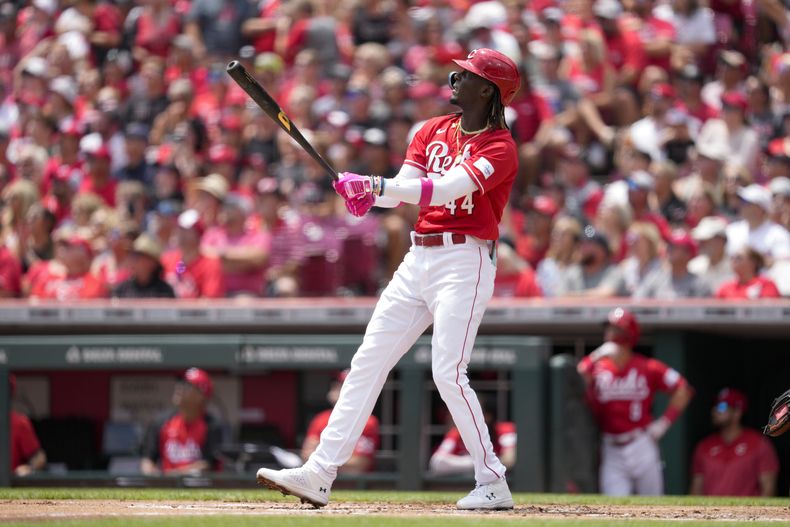 Elly De La Cruz de los Rojos de Cincinnati tras batear un jonrón ante los Diamondbacks de Arizona, el domingo 23 de julio de 2023, en Cincinnati. (AP Photo/Jeff Dean)