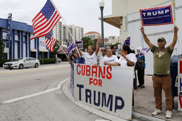 Cubanos en Miami protestan por redada del FBI en Mar-a-Lago