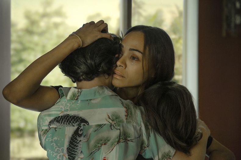 En esta imagen proporcionada por Netflix, Zoe Saldaña, derecha, en una escena de Emilia Pérez. (Netflix vía AP)