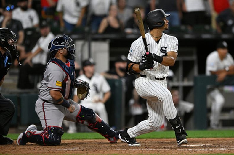 Braden Montgomery, de los Medias Blancas de Chicago, observa su jonrón de dos carreras para dejar en el terreno a los Bravos de Atlanta en la décima entrada de un partido de béisbol, el martes 9 de junio de 2026, en Chicago. (Foto AP/Paul Beaty)