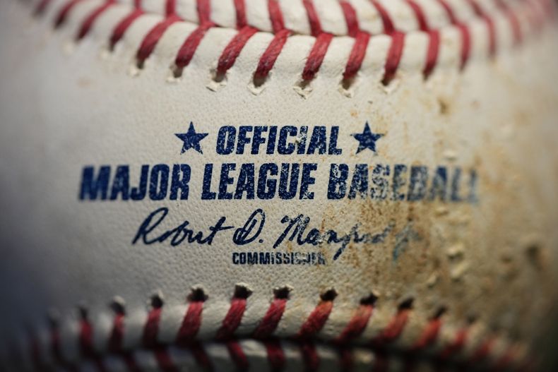 En esta foto del miércoles 22 de febrero de 2023, aparece una pelota de béisbol con el logotipo de las Grandes ligas, en Marple Township, Pennsylvania (AP Foto/Matt Slocum)