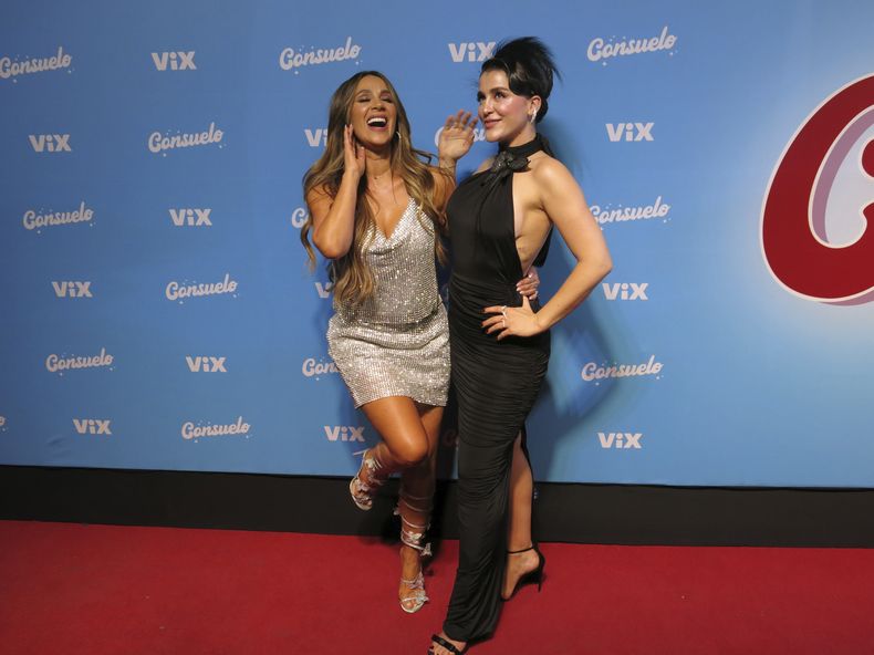 La actriz colombiana Catherine Siachoque, izquierda, y la actriz mexicana Cassandra Sánchez-Navarro posan en la alfombra roja de la serie de ViX Consuelo, en la Ciudad de México el miércoles 10 de abril de 2024. (Foto AP/Berenice Bautista)